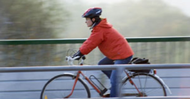 Nationellt och i Västerbotten ökar cykelhjälmsanvändningen bland vuxna.